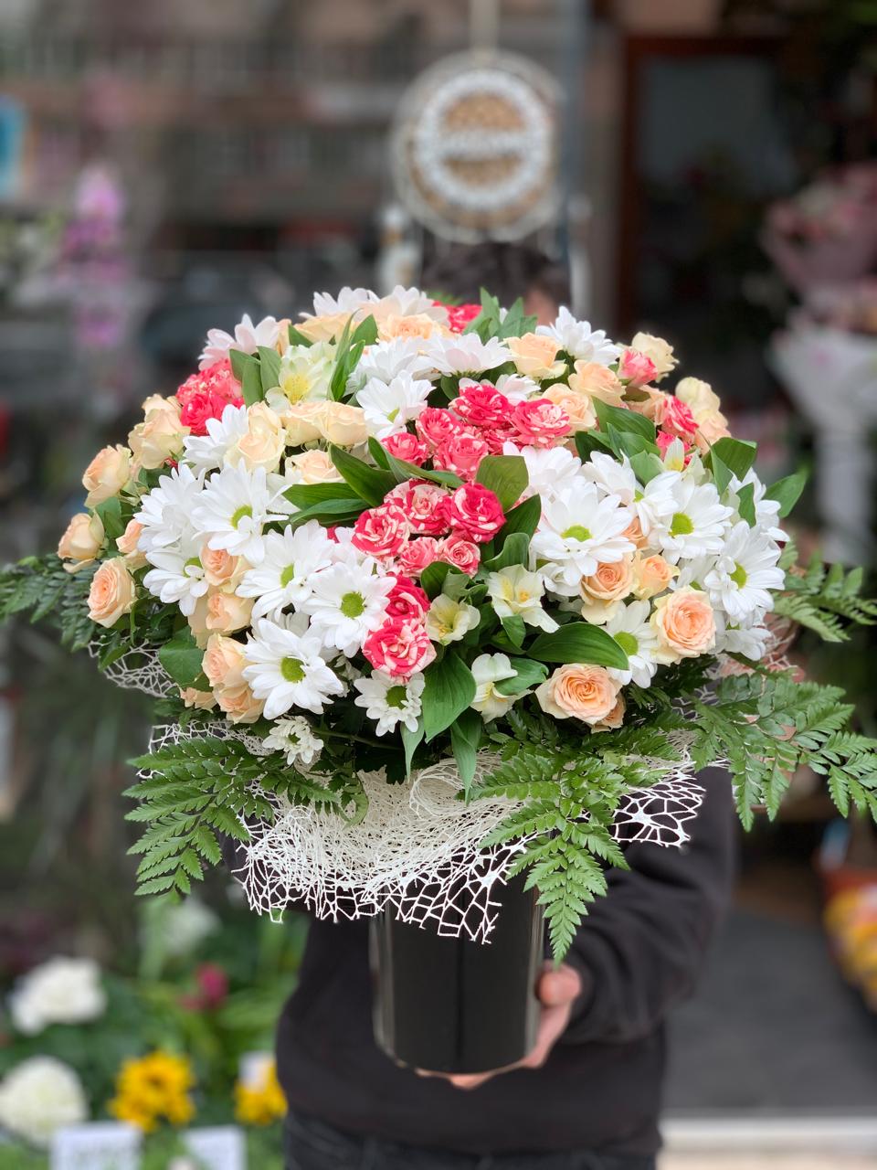 Compoziție elegantă cu crizanteme albe, trandafiri piersică, garoafe roz